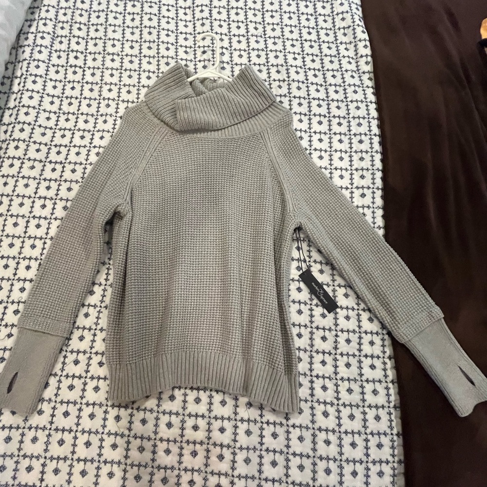 Cowl Neck Waffle Stitch Sweater
L | Light Grey